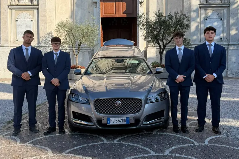 Gli accompagnatori di Onoranze Funebri Menegardo con l’auto funebre davanti alla chiesa