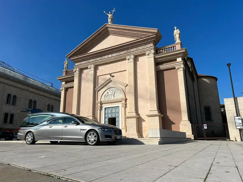 Chiesa in cui si svolge una cerimonia funebre con accompagnamento musicale