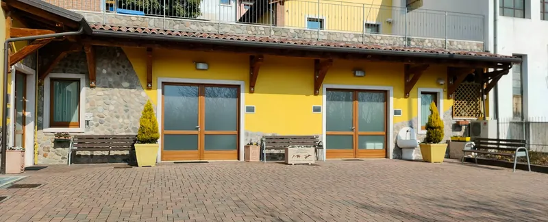 Esterno della Casa Funeraria Agli Ulivi in Via Solferino 40 a Castelnuovo del Garda