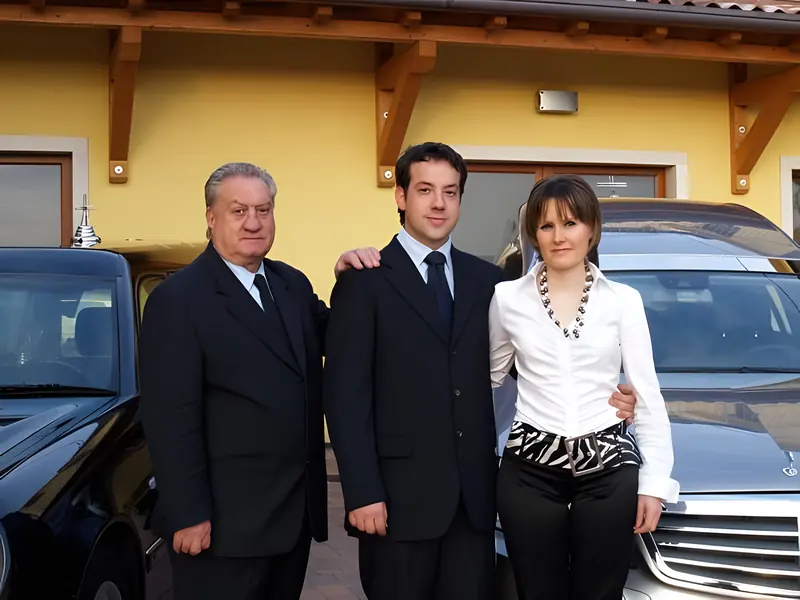 Giuseppe Menegardo, Giovanni Menegardo e Sara Corazzina davanti alla sede di Castelnuovo del Garda