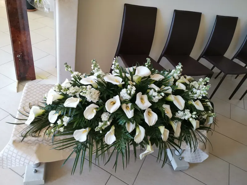 Composizione di calle bianche per funerale