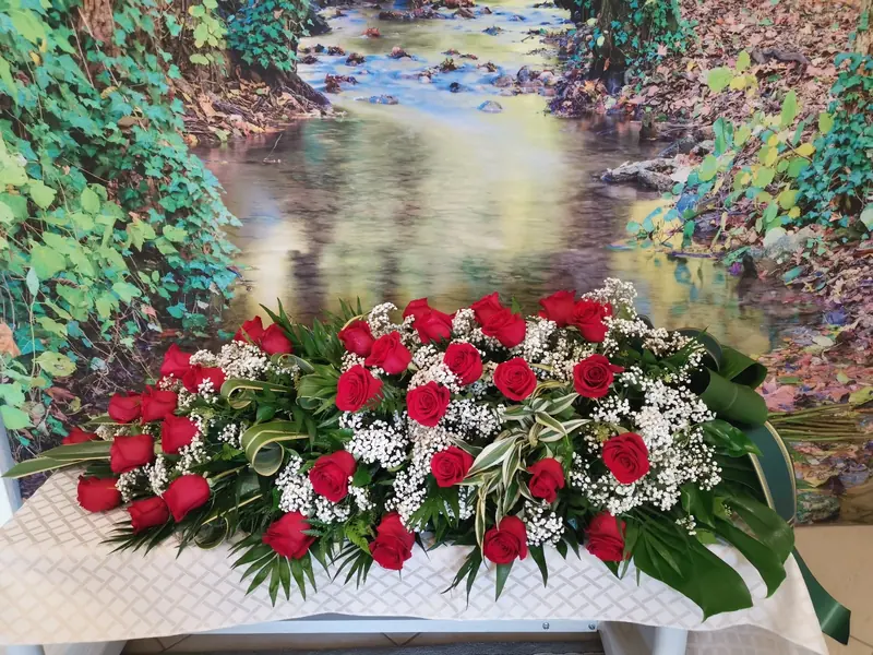 Copribara di rose rosse – Onoranze Funebri Menegardo G.&nbsp;&&nbsp;G.
