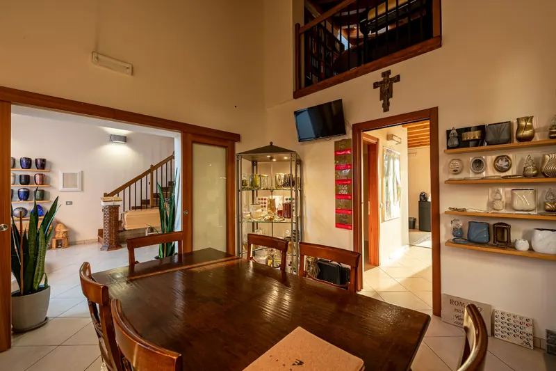 Sala di accoglienza delle famiglie con vista sullo showroom di urne e cofani