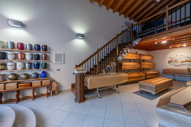 Showroom con urne cinerarie e cofani funebri nella sede di Castelnuovo del Garda