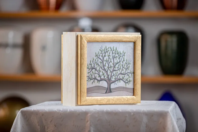 Urna con l’albero della vita – Onoranze Funebri Menegardo G.&nbsp;&&nbsp;G.