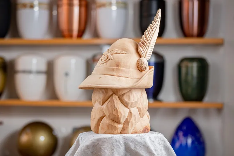 Urna cappello alpino in legno intagliato – Onoranze Funebri Menegardo G.&nbsp;&&nbsp;G.