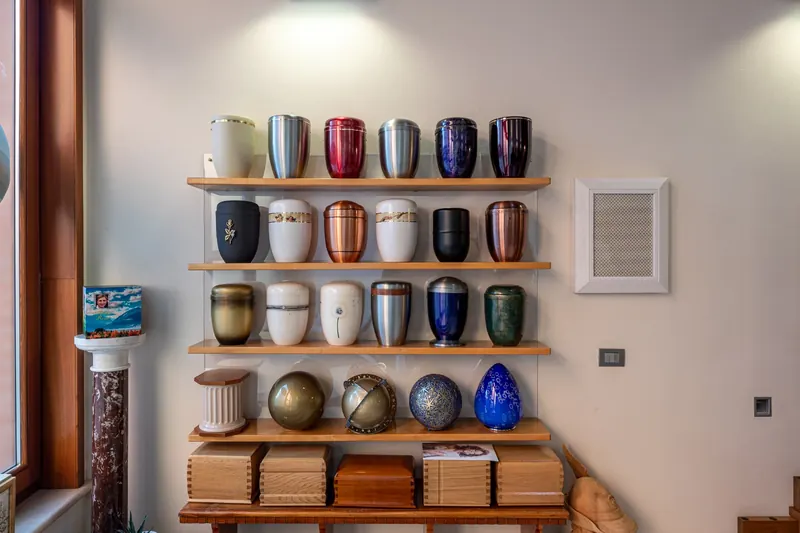 Esposizione di urne cinerarie in metallo, ceramica e legno a Castelnuovo del Garda
