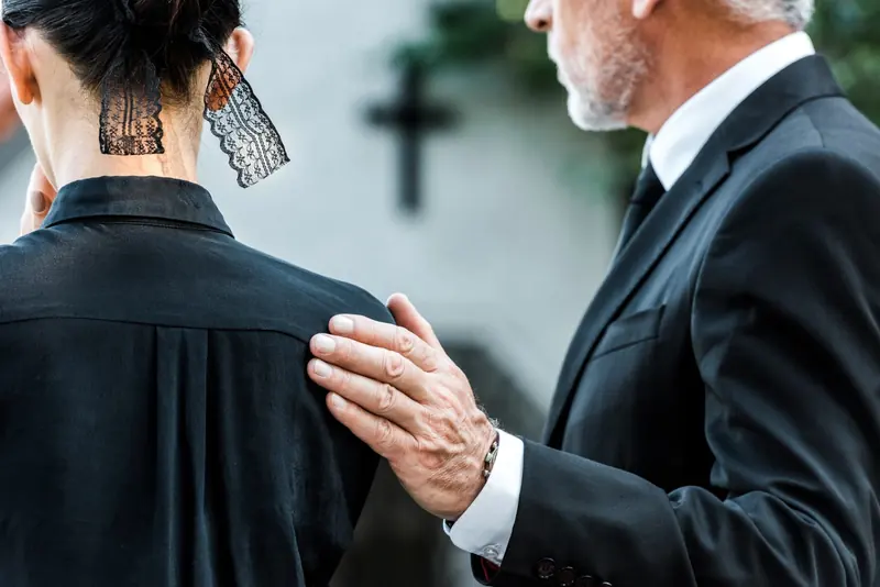 Vicinanza alla famiglia durante una cerimonia funebre